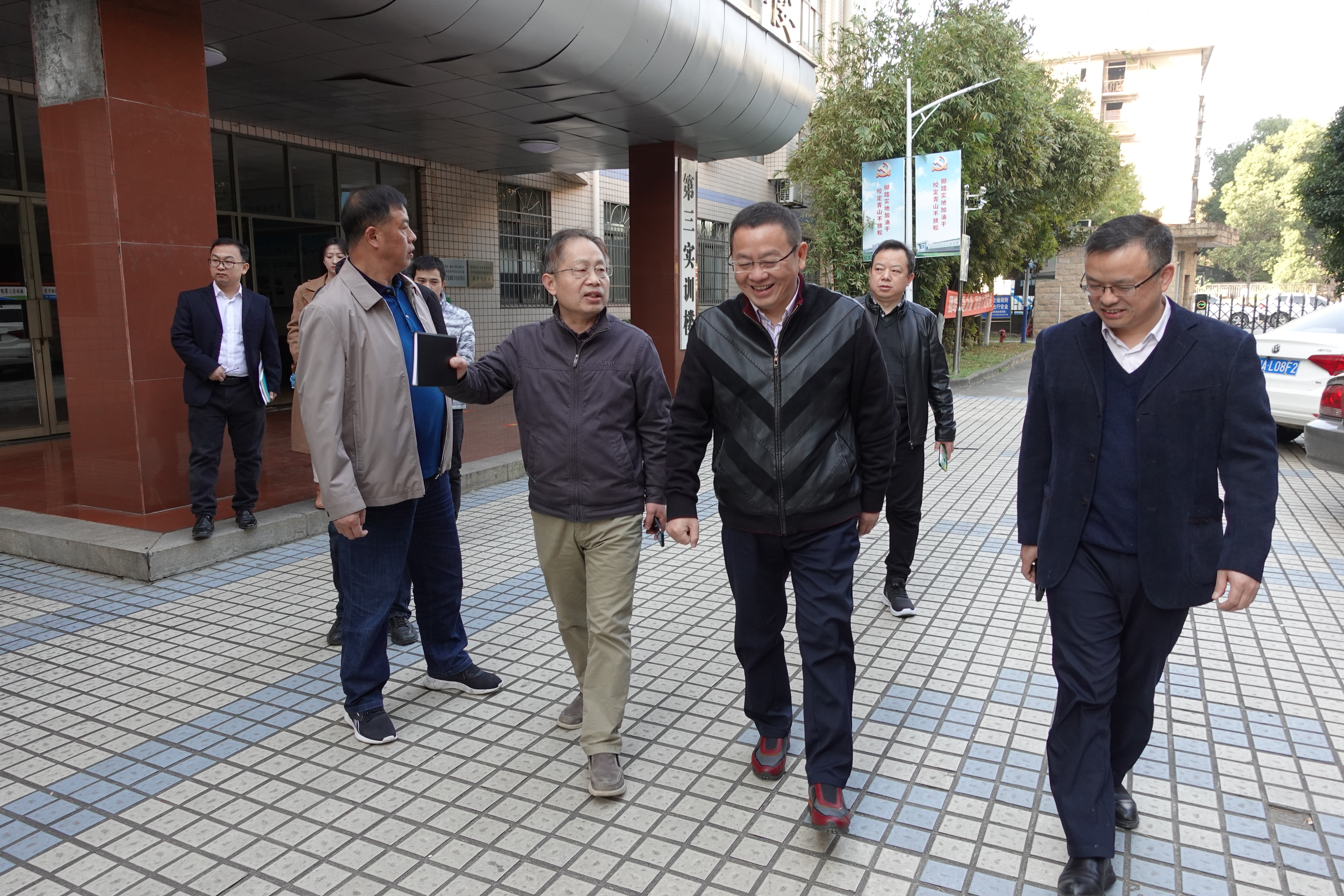02：董事长高伟荣（左二）参观长沙环保学院实训楼.JPG